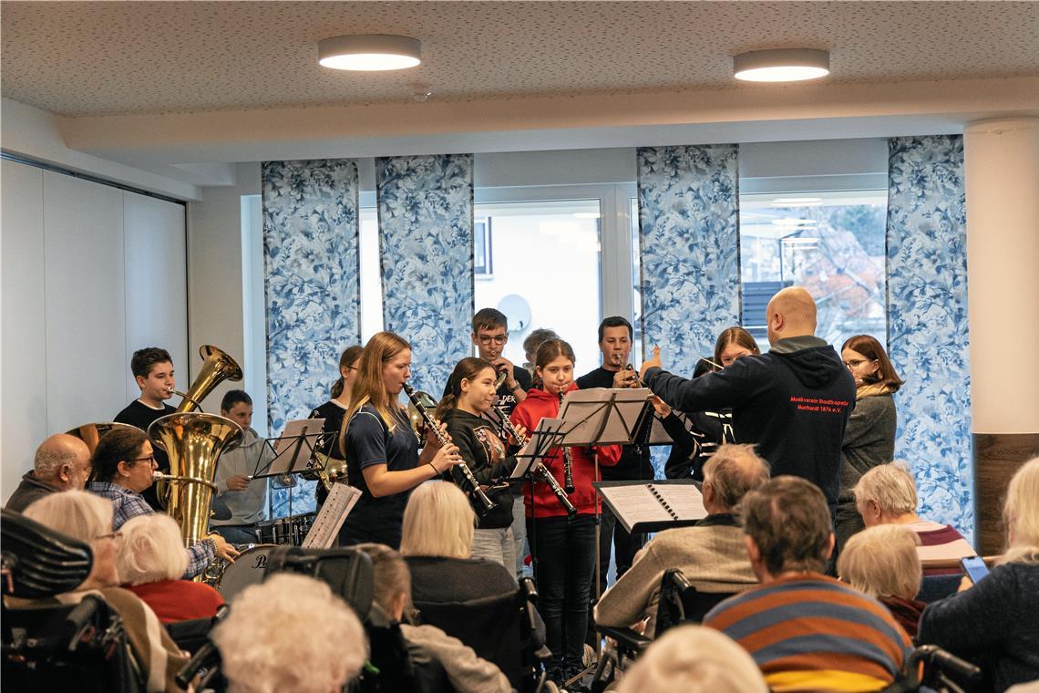 Die Jugendstadtkapelle hat mit ihrem Dirigenten Kevin Perri für die Bewohnerinnen und Bewohner im Haus Margarete ein kleines Konzert gegeben. Foto: Stadtkapelle Murrhardt