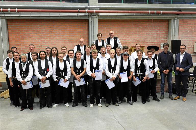 Die jungen Absolventen mit Roland Oettinger, Birgit Elser-Schütt und Herbert Titze (hinten von links), Staatssekretär Sigfried Lorek, CDU, und dem Landtagsabgeordneten Ralf Nentwich, Grüne (von rechts). Foto: Zimmererinnung Rems-Murr