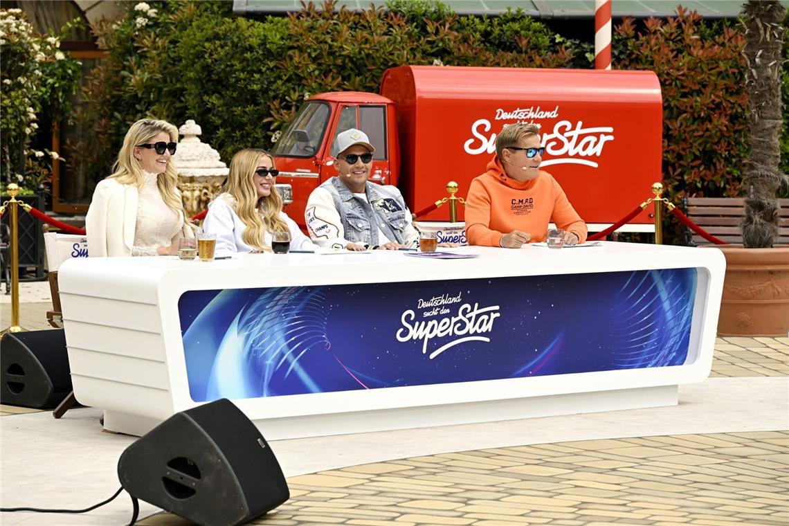 Die Jury (v.l.) Beatrice Egli, Loredana, Pietro Lombardi und Dieter Bohlen feiert den Auftritt von Günter Kandzia aus Teising.