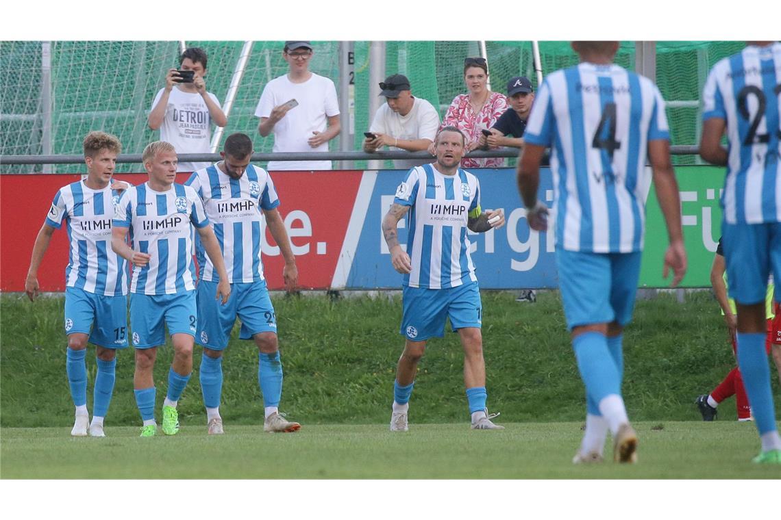 Die Kickers bejubeln das 2:1 durch Kevin Dicklhuber in der Verlängerung.