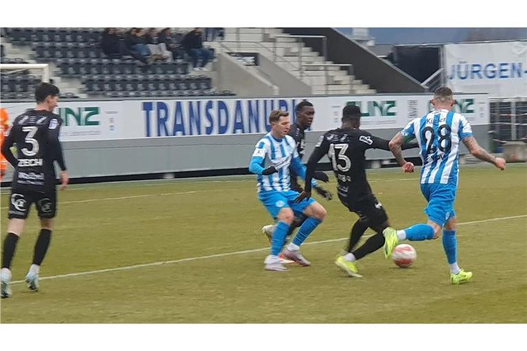 Die Kickers halten gegen den österreichischen Erstligisten dagegen, verlieren aber knapp mit 2:3.