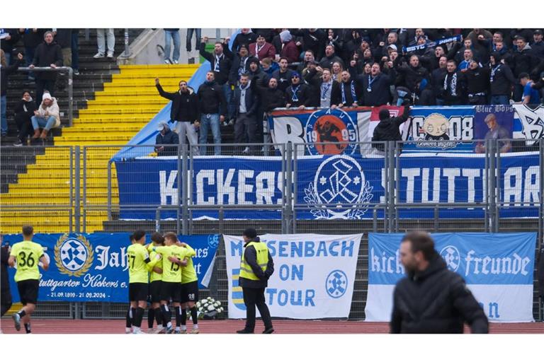 Die Kickers-Spieler jubeln vor ihren mitgereisten Fans im Kasseler Auestadion.