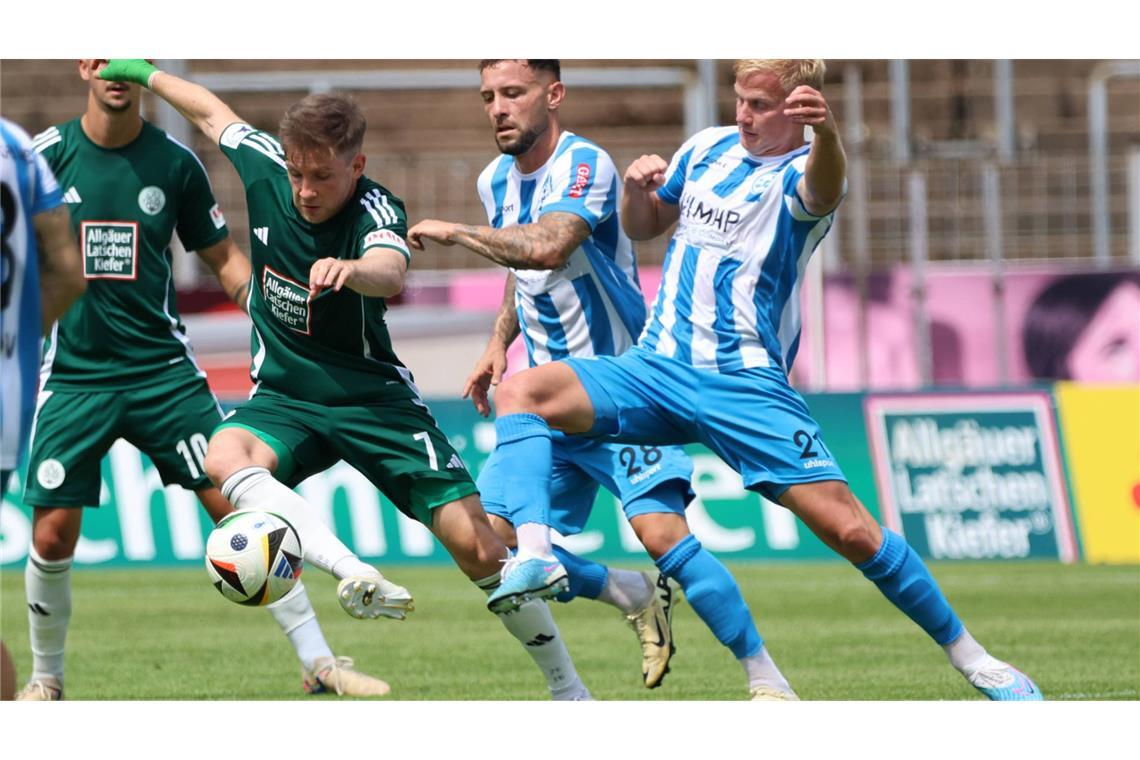 Die Kickers-Spieler Per Lockl (re.) und Lukas Kiefer attackieren den Homburger Patrick Weihrauch.