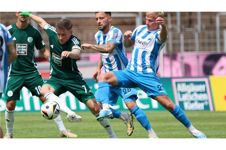 Die Kickers-Spieler Per Lockl (re.) und Lukas Kiefer attackieren den Homburger Patrick Weihrauch.