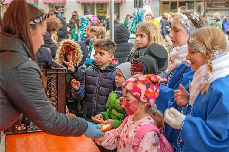 Die Kinder holen sich am Rathaus Brezeln und Fasnetsküchle ab. Fotos: Stefan Bossow