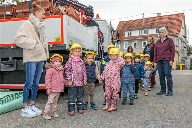 Die Kinder treffen mit ihren Erzieherinnen (von links) Lena Weigel, Eveline Spazierer, Bettina Wohlfarth und Sabine Macheleidt ein.