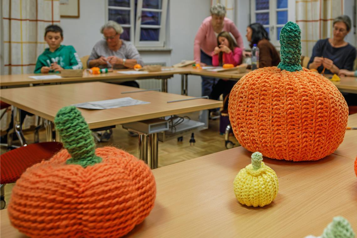 Die Kinder und ihre Begleiter zeigen beim Amigurumi ihre Fingerfertigkeit. Es entstehen plüschweiche Halloweenkürbisse. Foto: Stefan Bossow