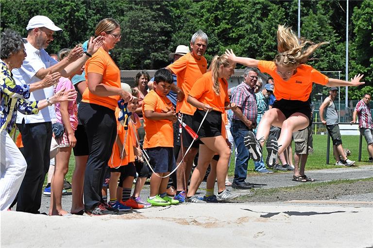 Die Kirchenkirnberger Nachwuchsleichtathleten haben die neue Weitsprunganlage gleich getestet. Foto: Tobias Sellmaier