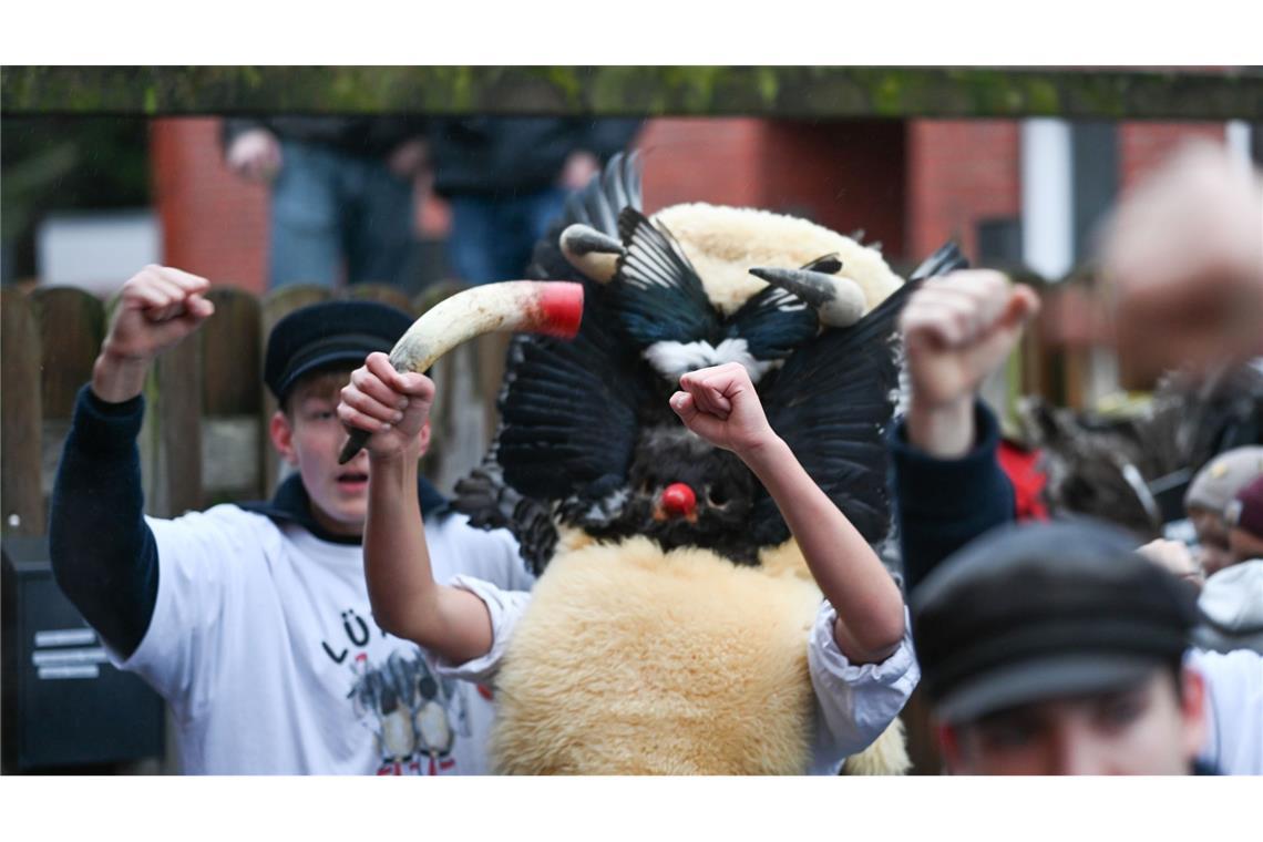 Die Klaasohms tragen traditionell Masken, Schafsfelle und Vogelfedern.