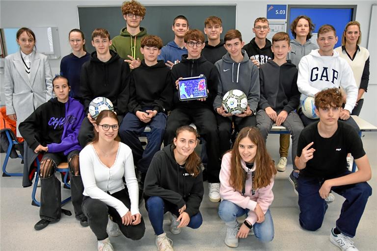 Die Klasse 10d des Tausgymnasiums macht beim WM-Tippspiel mit. Hintere Reihe von links: Maya Zwickl, Franca Rist, Valentin Clemens, Vincent Hirzel, Nikolaos Fitsios, Raphael Unger, Ari Sattler, Klassenlehrerin Maja Stutz. Mittlere Reihe: Anna Lea Bresgott Huertas, Henri Hannemann, Felix Reiter, Tiago De Sousa Oliveira, Marcel Grummet, Daniel Scaal, Kolos Szabó. Vordere Reihe: Vanessa Zengerling, Ronja Holzwarth, Leonie Baumann, Jonas Rauscher. Es fehlen: Darja Stubert, Fernando Ferreira, Laura Komaromy, Neva Özkan. Foto: Tobias Sellmaier