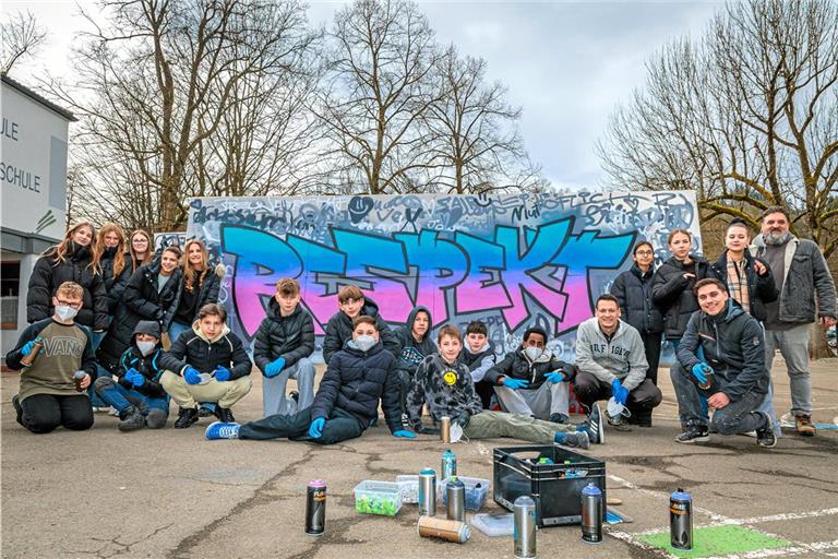 Die Klasse 7c vor ihrem Graffitiwerkstück mit Künstler Richard Koch, Klassenlehrer Christian Neininger (vorne von rechts) sowie Schulsozialarbeiter Achim Strack (rechts hinten).