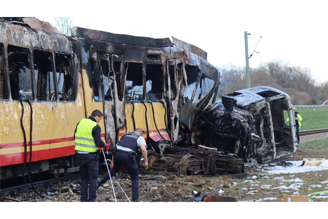 Die Kollision hat sich nach Angaben von Polizei und Feuerwehr an einem unbeschrankten Bahnübergang ereignet.