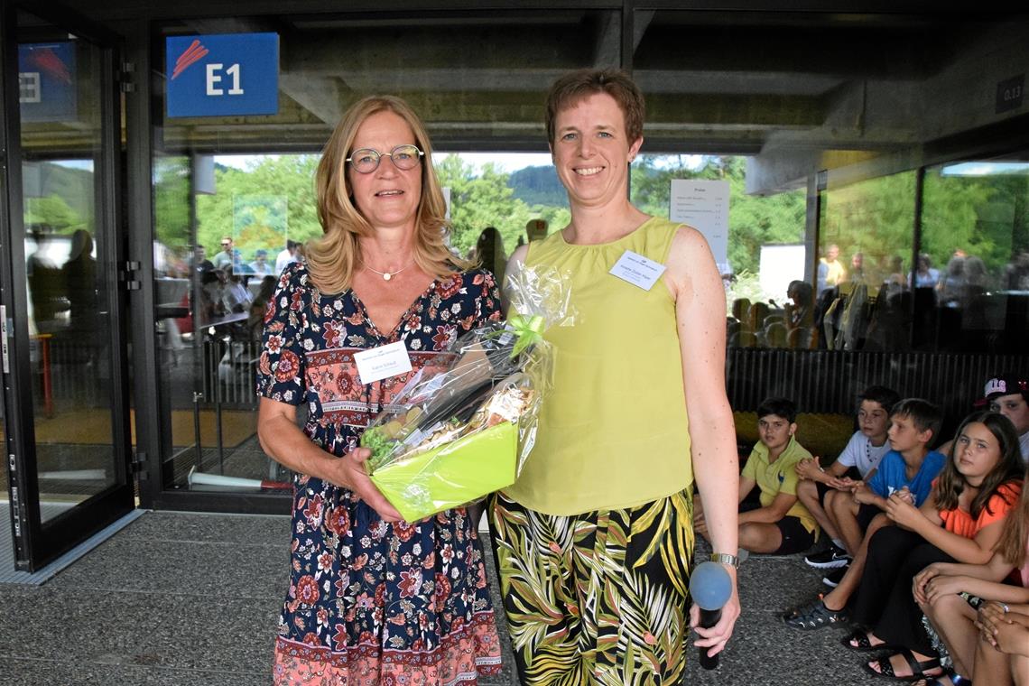 Die kommissarische Schulleiterin Annette Zickler-Maier verabschiedet Katrin Schauß (links), die sich zwölf Jahre als Gesamtelternbeiratsvorsitzende engagiert hat.