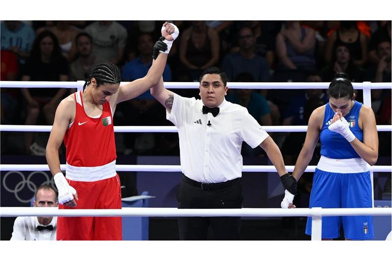 Die kontrovers diskutierte Teilnahme der algerischen Boxerin Imane Khelif (l.) sorgt nach ihrem ersten Kampf beim olympischen Turnier für Aufregung (Archivfoto).