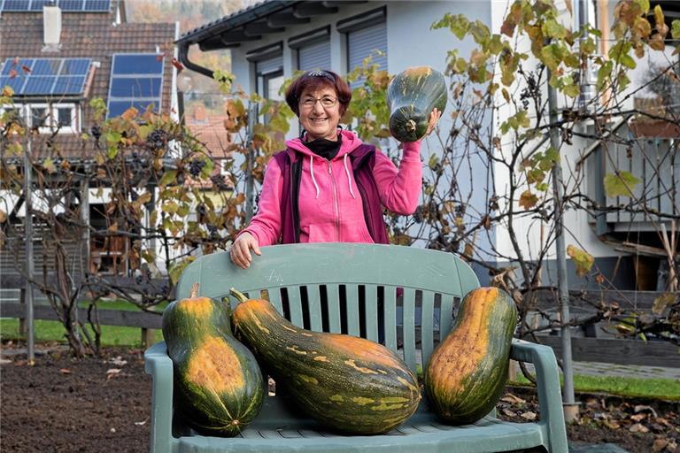 Die Kürbisernte hat Platz genommen: Aphrodite Scafes mit ihren mächtigen Riesenkürbissen, die sie in ihrem Garten in der Murrhardter Weststadt gezogen hat. Foto: J. Fiedler