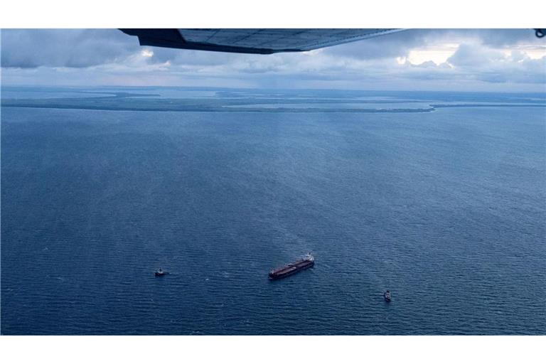 Die Lage am havarierten Öltanker "Eventin" ist kompliziert - Grund ist ein Sturm über der Ostsee. Zusätzliche Schiffe und ein Spezialistenteam wurden zu dem Tanker geschickt.