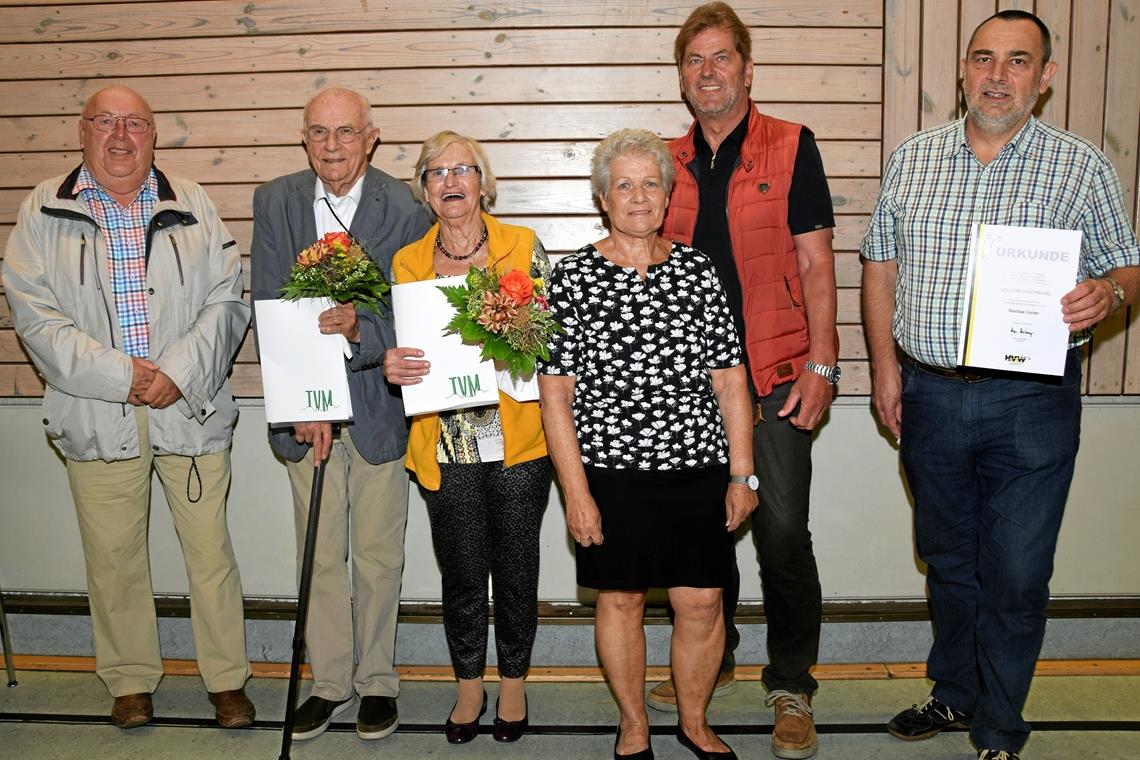 Die langjährigen Mitglieder Detlef Elser, Gerhard Bodura (anstelle seiner Frau Heide Bodura), Elfriede Elser, Barbara Hirzel, Ditmar Stadler sowie Matthias Gruber, der vom Handballverband die goldene Ehrennadel für langjährige ehrenamtliche Tätigkeit als Kassier der Handball-Abteilung verliehen bekam, wurden bei der TVM-Hauptversammlung geehrt. Foto: E. Klaper