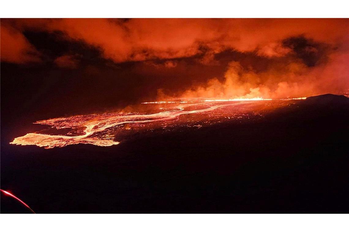 Die Lava dringt durch die Erdspalte an die Oberfläche. Diesmal scheint der Fischerort Grindavík verschont zu bleiben.