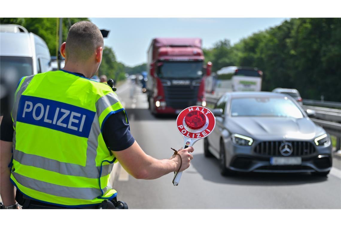 Die Logistikbranche fürchtet im Falle dauerhafter Grenzkontrollen erhebliche Mehrkosten (Archivbild)