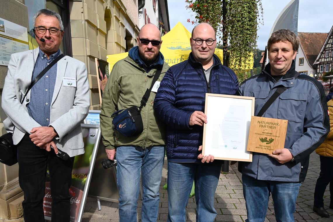 Die Lohnmosterei Wurst ist als fünfter Kooperationsbetrieb des Projekts „Gemeinsam aktiv für die Region“ ausgezeichnet worden: Naturparkgeschäftsführer Karl-Dieter Diemer (von links), Projektkoordinator Jens Teufel, Naturparkvorsitzender Bürgermeister Armin Mößner und Inhaber Bernd Wurst mit Plakette und Urkunde.