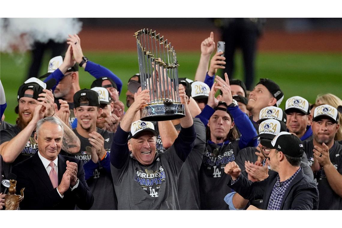 Die Los Angeles Dodgers feiern mit der Trophäe ihren Sieg in der World Series.