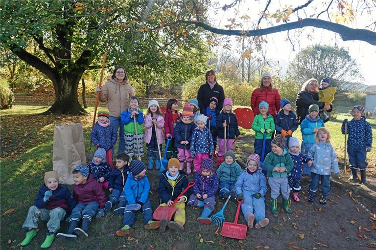 Die Mädchen und Jungen mit ihren Erzieherinnen haben sich kräftig ins Zeug gelegt, um alles Laub zu entfernen. Dadurch kann sich der Schädling nicht ausbreiten. Foto: Stadtverwaltung