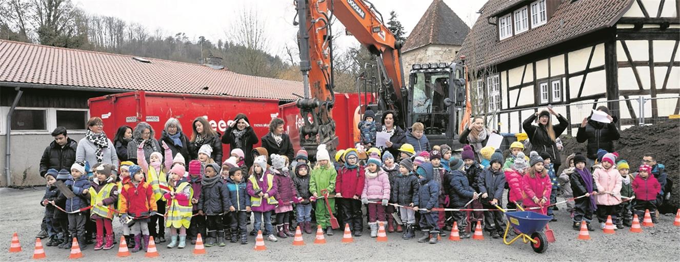 Die Mädchen und Jungen sowie ihre Erzieherinnen bei der Eröffnung der Baustelle. Noch müssen sie sich gedulden, bis der Kindergartenbau in Angriff genommen wird. Archivfoto: J. Fiedler