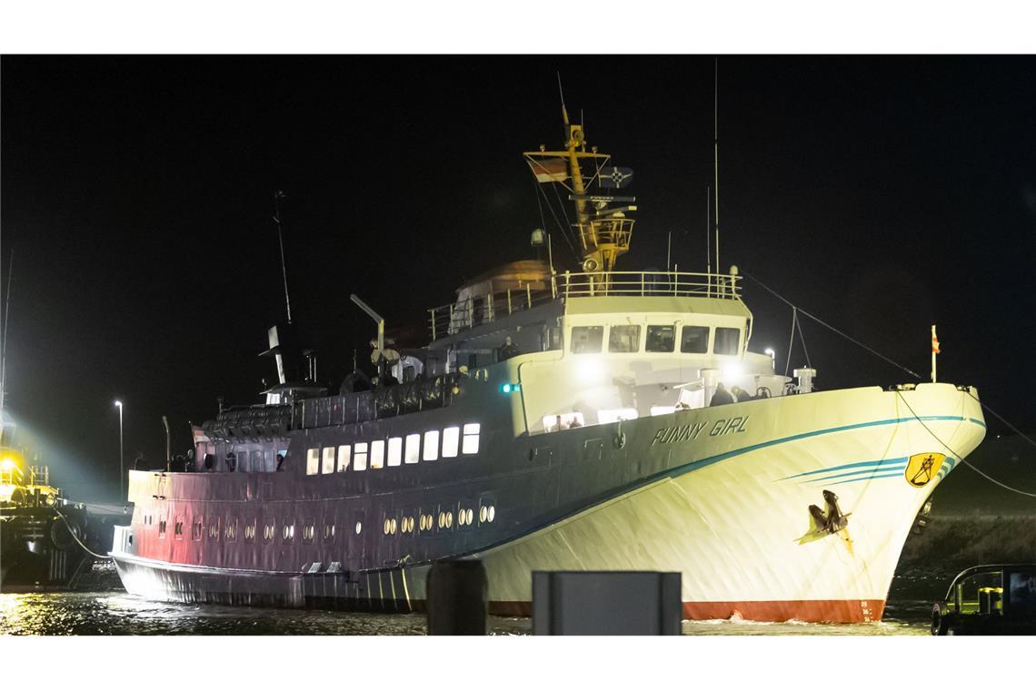 Die manövrierunfähige Helgolandfähre „Funny Girl“  hat am frühen Morgen <a href="/inhalt.faehre-helgoland-nach-stromausfall-helgolandfaehre-treibt-auf-nordsee.e87fc7a0-11b0-4bd4-b22b-cdf59ffc1f6c.html" target="_blank">nach stundenlanger Fahrt auf der Nordsee </a>das Festland erreicht.