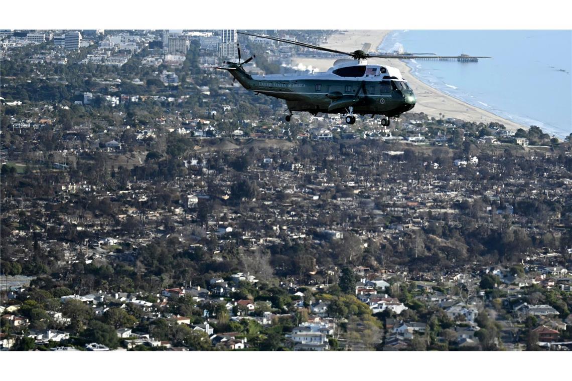 Die Marine One fliegt mit US-Präsident Donald Trump an Bord über die durch Brände zerstörten Gebiete von Los Angeles.