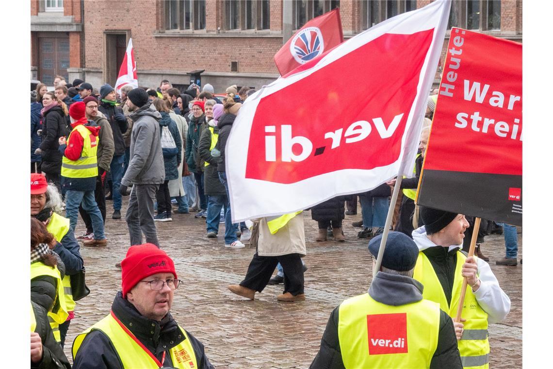 Die Menschen hatten sich in der Münchner Innenstadt für einen Warnstreik versammelt. (Symbolfoto)