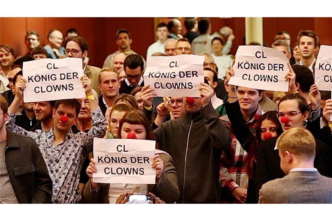 Die Menschen in der Gruppe trugen Clownsnasen.