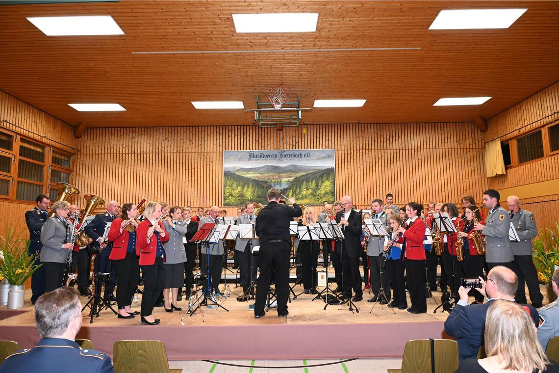 Die Mitglieder des Reservistenmusikzugs spielen gemeinsam mit Musikern des Musikvereins Fornsbach eine Zugabe. Foto: Elisabeth Klaper