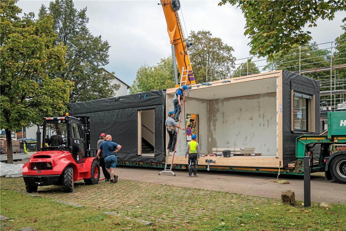 Die Module für den Bau sind bereits vorgefertigt und können nun montiert werden. Foto: Stefan Bossow