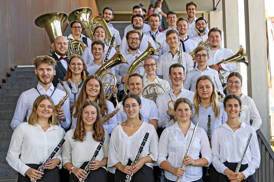 Die Musikerinnen und Musiker aus dem oberen Murrtal haben beim Schweizer Jugendmusikfestival mit ihrer Performance gepunktet. Für sie und Kevin Perri (in Anzug und mit Fliege), Jugendleiter bei der Stadtkapelle Murrhardt, der das Projekt als Dirigent begleitet hat, war es ein spannendes Event. Foto: privat