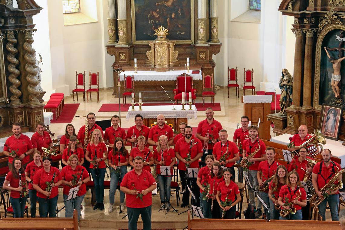 Die Musikerinnen und Musiker mit Stefan Eitel (vorne Mitte) in der Kirche des Heiligen Georg bei Bratislava. Nach ihrem Konzert mussten sie noch für zahlreiche Fotos der begeisterten Gäste zur Verfügung stehen. Foto: privat