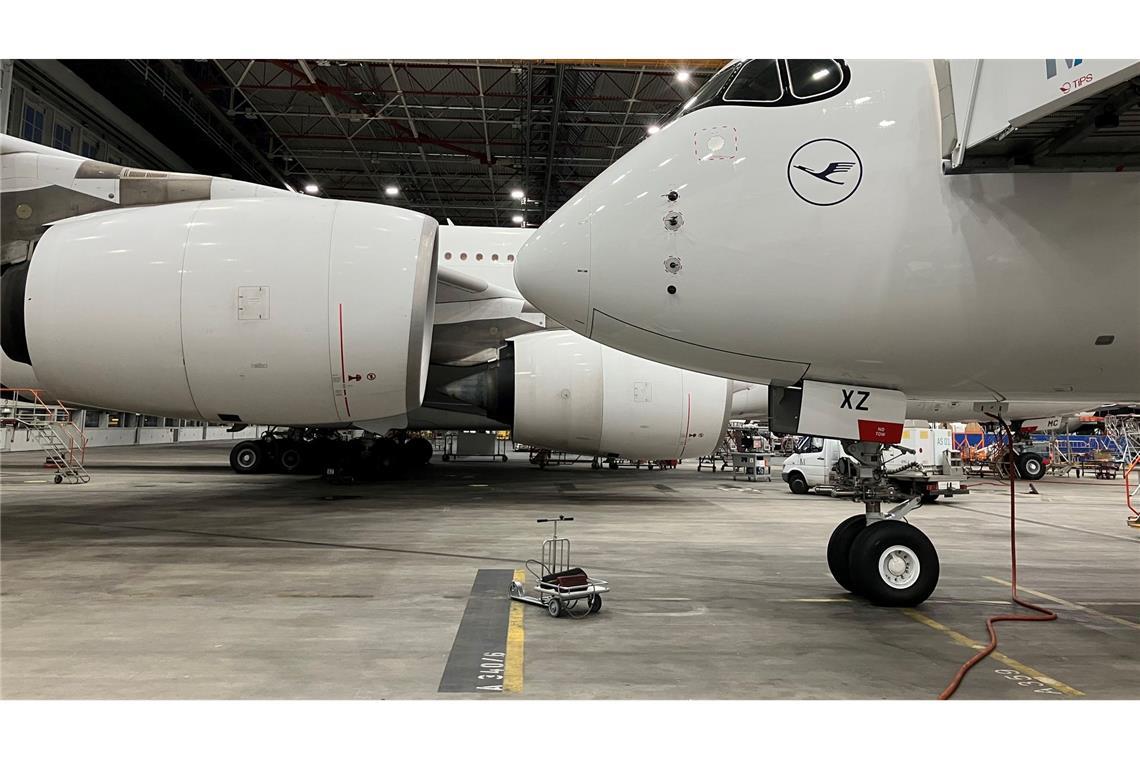 Die Nase des nagelneuen Airbus A350-900 "Solingen" Airbus A350 der Lufthansa im Wartungshangar am Münchner Flughafen. Die Maschine sollte nach der letzten Überprüfung durch die Techniker zu ihrem ersten kommerziellen Flug mit Passagieren an Bord nach Indien starten. Im Hintergrund die Triebwerke eines Airbus A380.