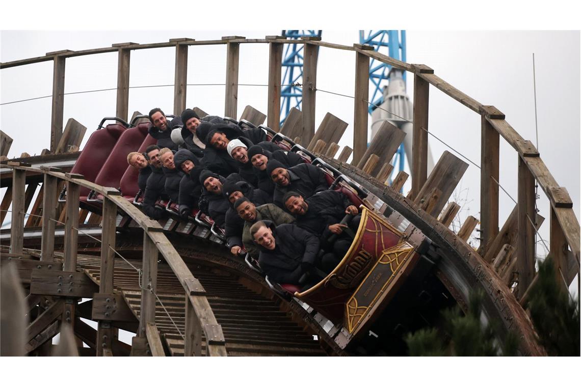 Die Nationalspieler bei der Achterbahnfahrt im Europa Park.