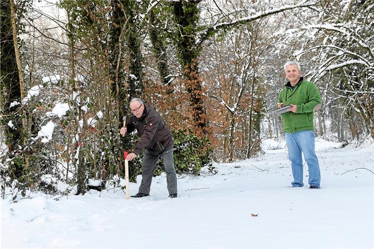 Die Naturparkführer Manfred Krautter (links) und Walter Hieber haben zwei neue Premiumwanderwege in Sulzbach angeregt. Markierungspfosten im Seitenbachtal haben sie bereits angebracht, die richtigen Arbeiten starten aber erst, wenn der Förderantrag positiv beschieden wird. Foto: J. Fiedler