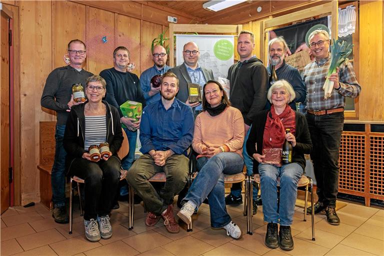 Die Naturparkpartner haben für einen Kochworkshop Zutaten mitgebracht. Gemeinsam mit Mitgliedern des Naturparkteams und -vereins haben sie sich zum Austausch in der Jugendherberge Murrhardt getroffen: Reiner Munz (hinten von links), Bernd Wurst, Jens Teufel, Bürgermeister und Naturparkvorsitzender Armin Mößner, Bernd Meyer, Hannes Feldmann und Naturparkgeschäftsführer Karl-Dieter Diemer sowie Sabine Geiger (vorne von links), Jonas und Angela Kachel sowie Margit Feldmann. Foto: Stefan Bossow