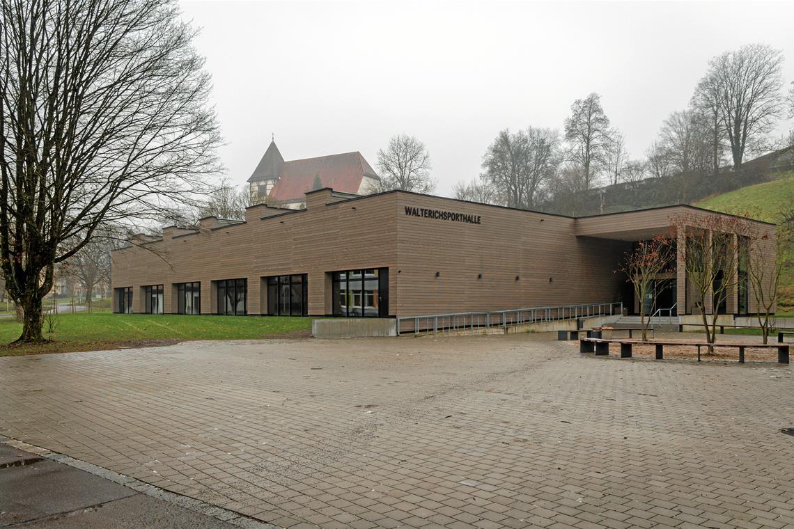 Die neue Sporthalle war eines der größten Bauprojekte der letzten Jahre und die Freude bei der Eröffnung war groß. Mittlerweile hat sich aber ein Problem aufgetan – im Fensterbereich tritt Wasser ein. Weshalb genau, ist noch nicht geklärt. Foto: Stefan Bossow