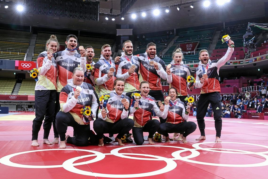 Die Objekte der Begierde: Katharina Menz (vorne rechts) und das ganze deutsche Team präsentieren die Medaillen. Foto: Imago