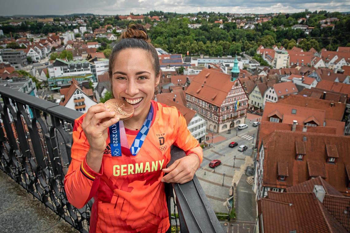 Die olympische Bronzemedaille ist nicht nur nach dem Geschmack von TSG-Judoka Katharina Menz, sondern sie ist auch eine Auszeichnung für die Sportstadt Backnang.Foto: A. Becher