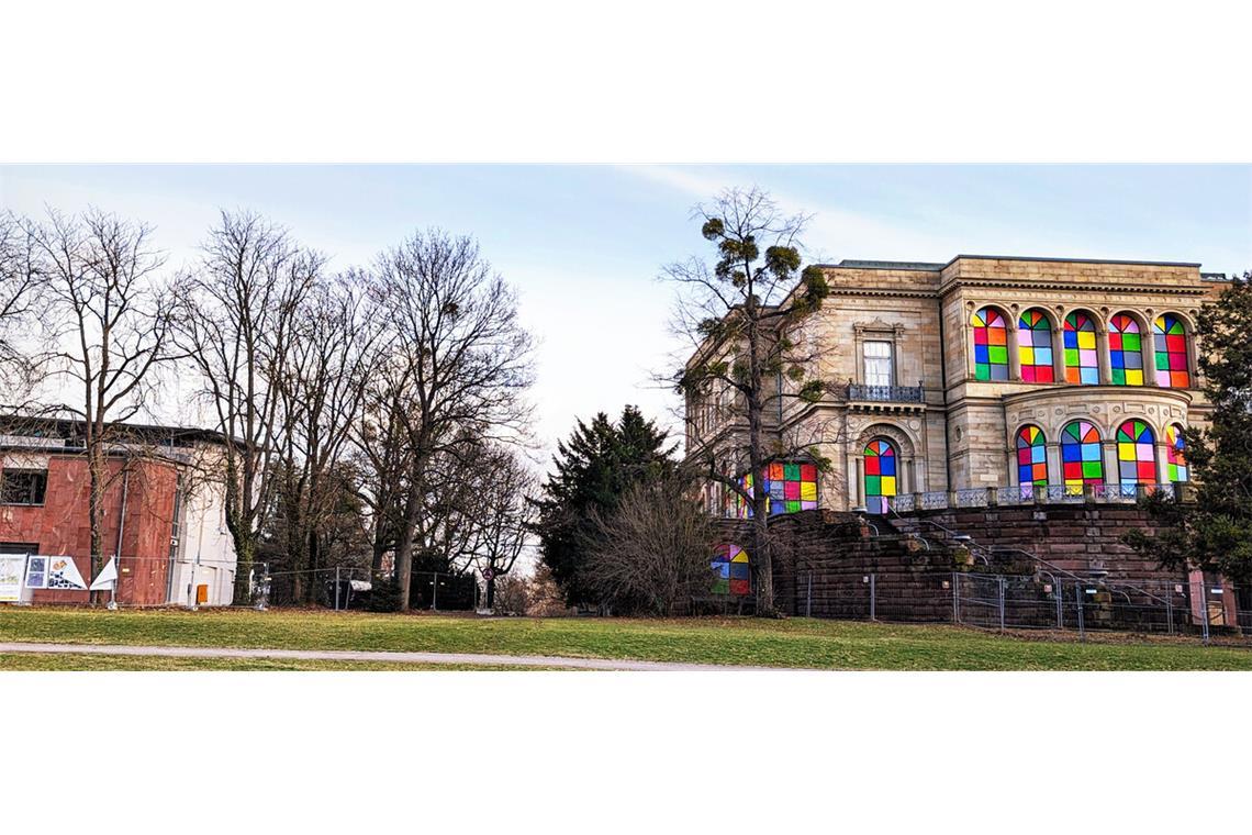 Die Parkachse zwischen Villa Berg und Gutbrod-Bau (links) wird in der neuen Planvariante frei gehalten und als zentrale Erschließungsachse betont. Die Gastronomie der Villa könnte die Terrasse und einen Teil der Wiesenfläche davor nutzen.