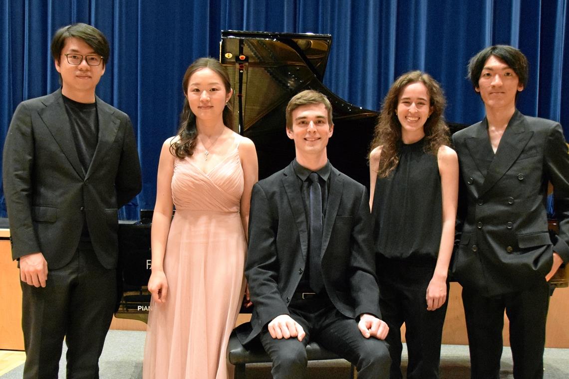 Die Pianistinnen und Pianisten des ersten Konzertabends (von links): Hok Chun Andy Chung, Yihe (Sunny) Cheng, Otis Prescott-Mason, Laura Klüner und Leo Michibata. Foto: Elisabeth Klaper