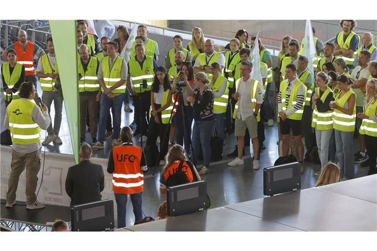 Die Pilotengewerkschaft Vereinigung Cockpit (VC) weitet ihren Streik beim Lufthansa-Ferienflieger Discover am dritten Tag aus.