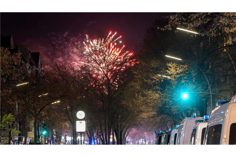 Die Polizei ermittelt nach einem Beitrag eines Influencers in der Silvesternacht.