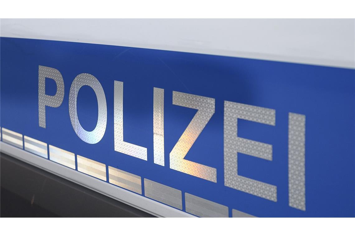 Die Polizei ermittelt und sucht Zeugen. (Symbolbild)