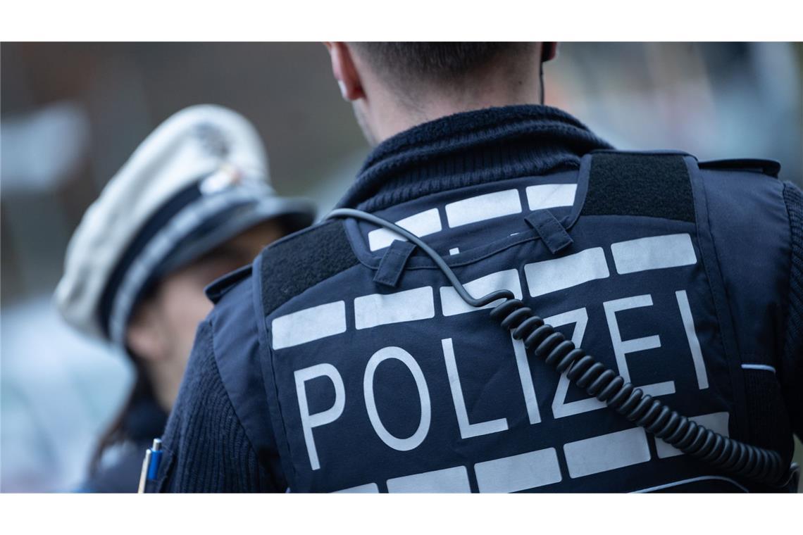 Die Polizei ermittelt wegen versuchten Totschlag und gefährlicher Körperverletzung gegen einen 21 und 40 Jahre alten Mann.(Symbolbild)