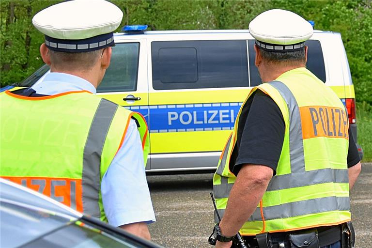 Die Polizei fahndet nach dem flüchtigen Täter. Symbolfoto: Tobias Sellmaier