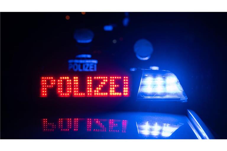 Die Polizei fahndete erfolgreich nach zwei Tatverdächtigen, die auf einen 18-Jährigen losgingen. (Symbolbild)